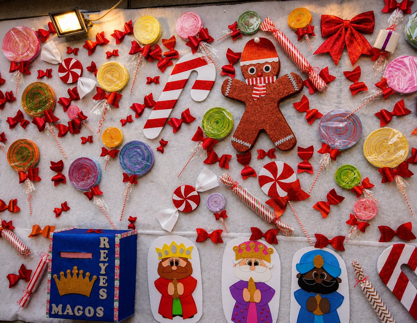 Decoración artesanal de fieltro estilo dulces y Reyes Magos